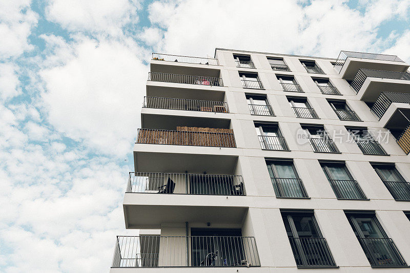 柏林，带有阳台的白色新建住宅建筑