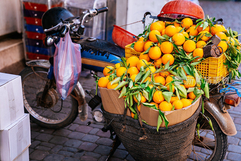 一辆满载着装在大柳条筐里的橙子的摩托车。这张照片摄于马拉喀什街头。