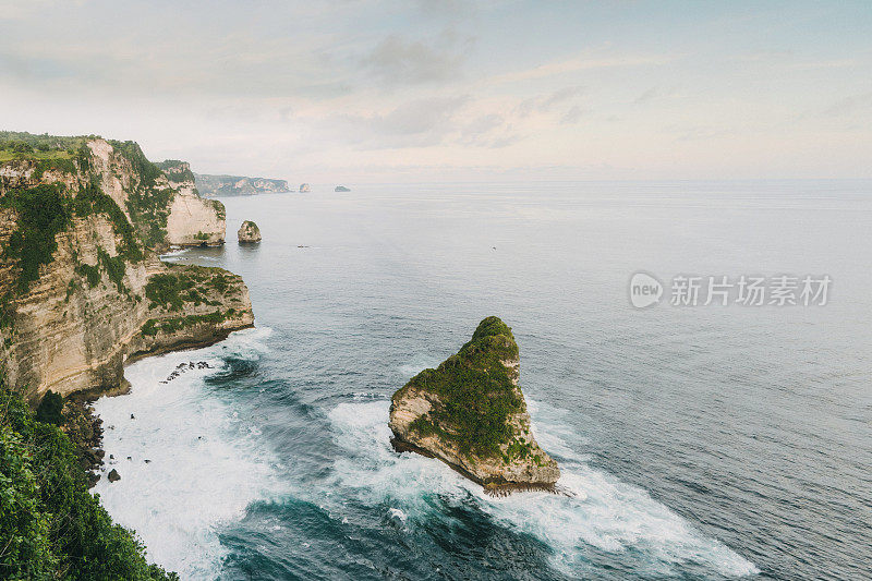 从努沙佩尼达悬崖上的海滩风景