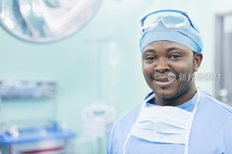 外科医生在医院手术室的肖像