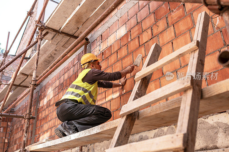 建筑工地上的建筑工人