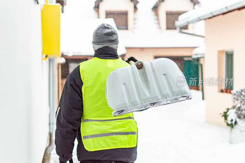 老人在清理积雪