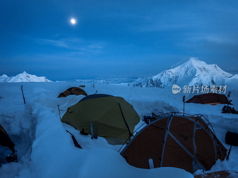 晚上在山里露营。冬天的探险