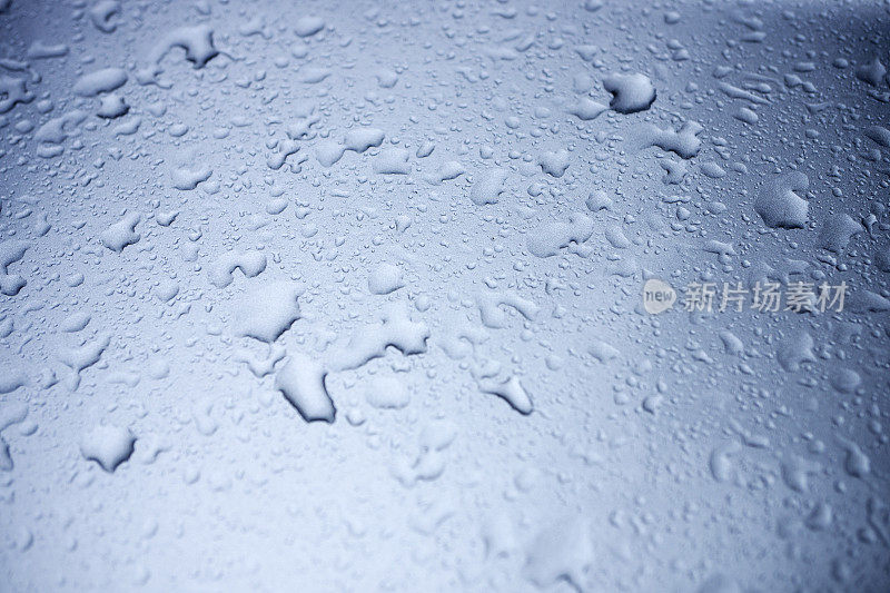 水滴在玻璃上，就是雨滴