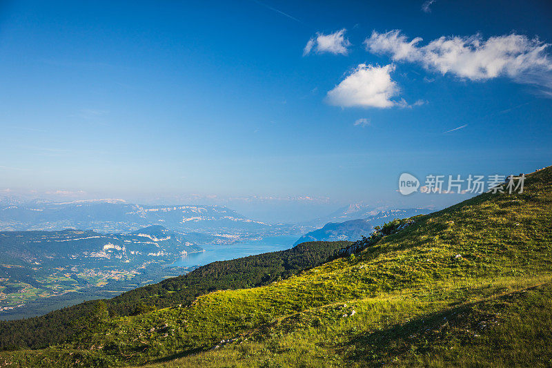 法国布尔热湖从大Colombier山在夏季日落结束的一天