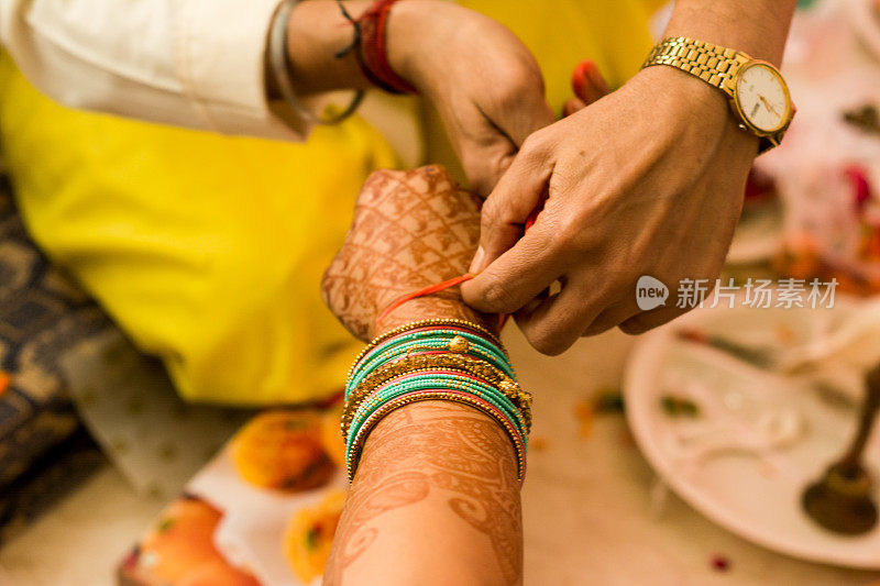 戴着手镯和手链的印度妇女的手