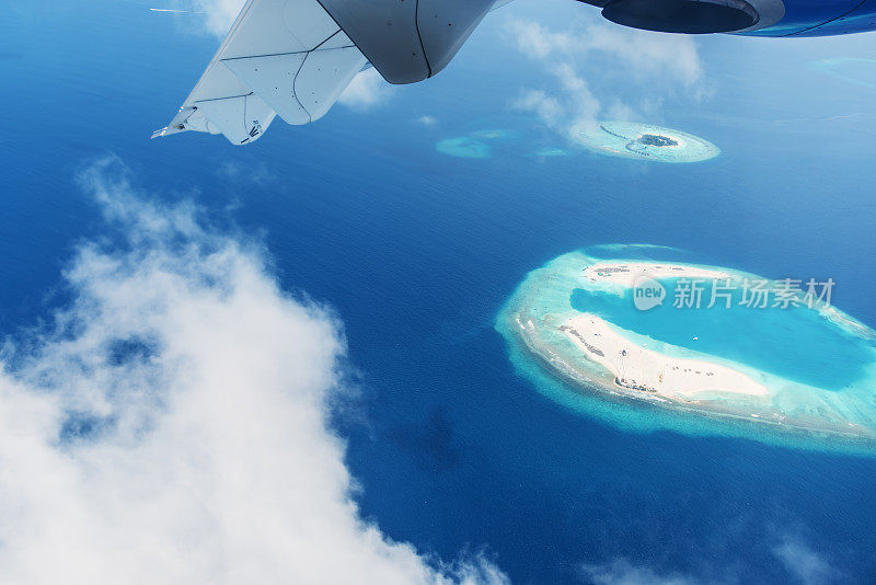 从飞机窗口可以看到热带岛屿和大海