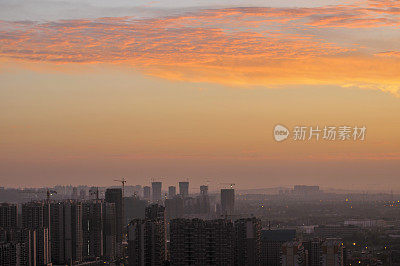 城市天际线在日出，成都，中国