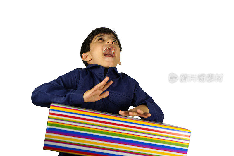 一个印度的亚洲孩子，被孤立在白色，有趣的表情，噘嘴，撅嘴和一个手势与礼物盒