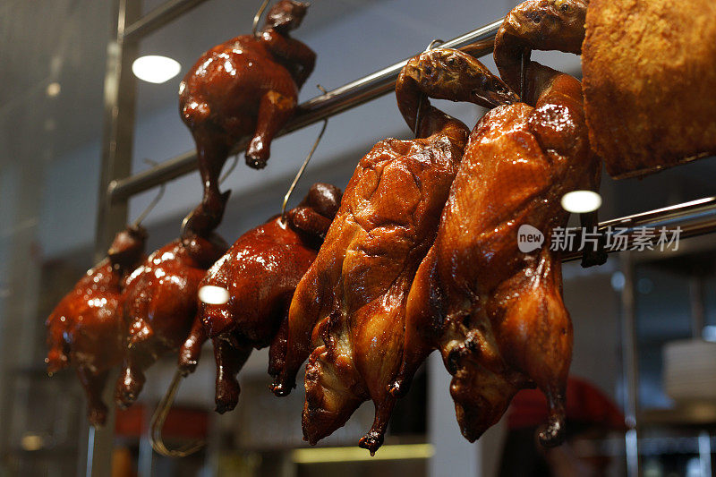 一家中国当地餐馆里挂着烤鸡、鸭和猪肉