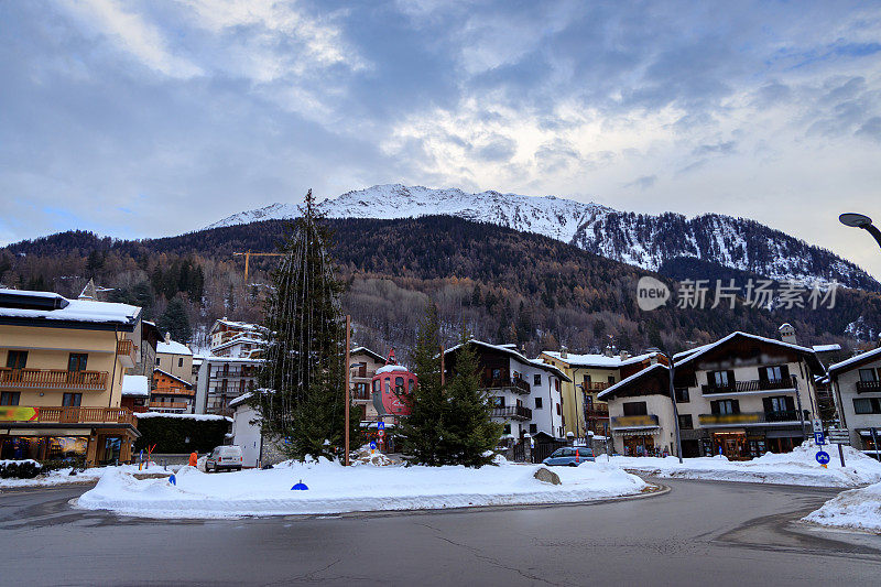 在圣诞期间的Courmayeur主广场