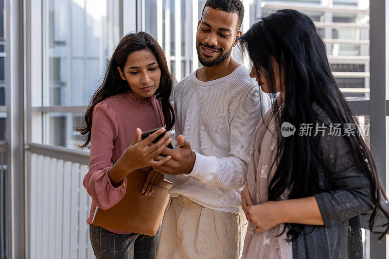 学生们正在大学的楼梯上交谈。