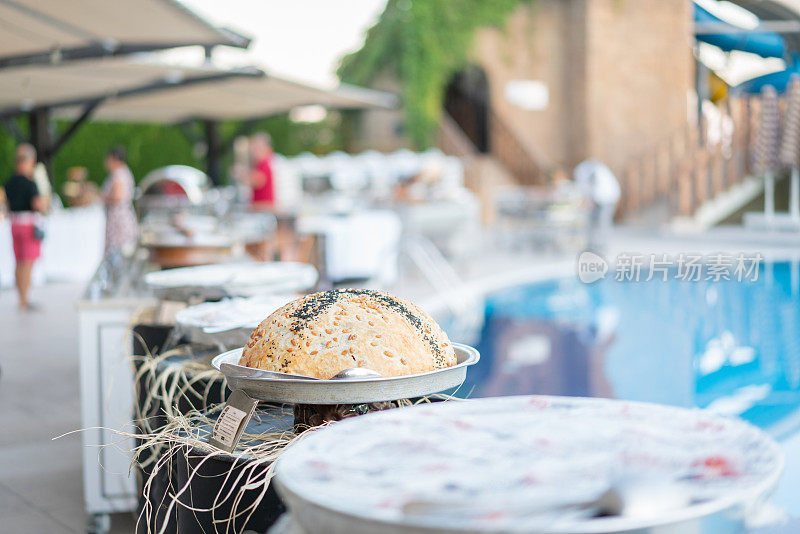 在度假胜地美丽的蓝池旅游旁，有土耳其美食自助餐