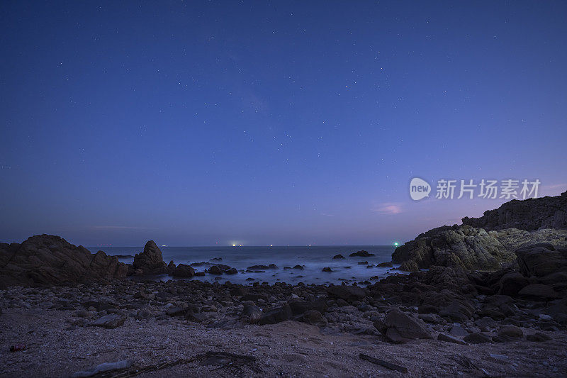 夜晚海滨岩石星空