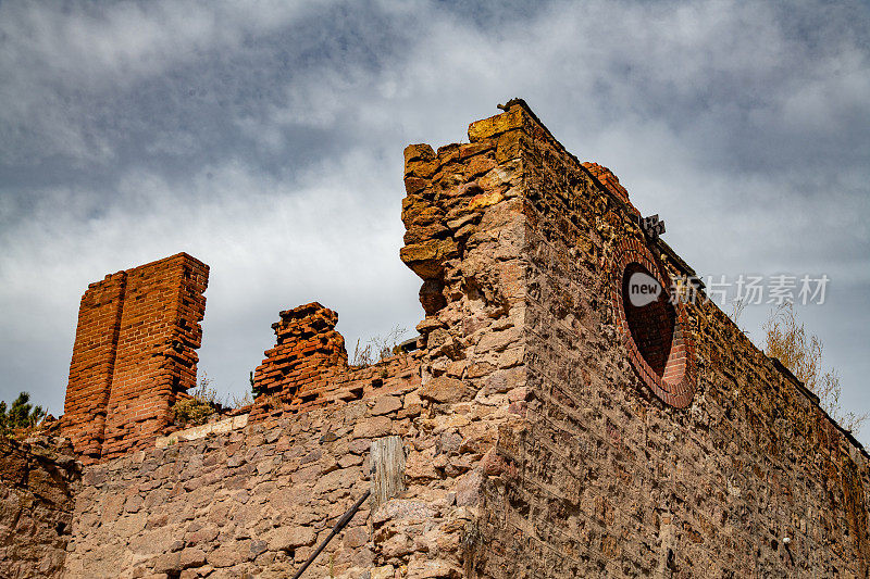 建于19世纪80年代科罗拉多州金矿小镇的古老粗糙的石墙或外部结构