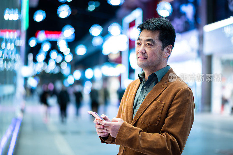 亚洲中年男子在城市街道的夜晚