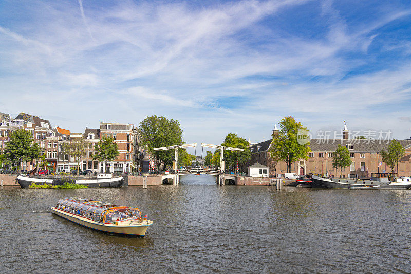 夏天的阿姆斯特丹市中心运河区