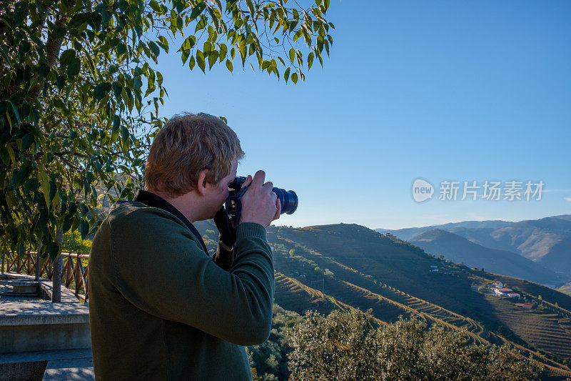 游客在杜洛山谷拍摄风景