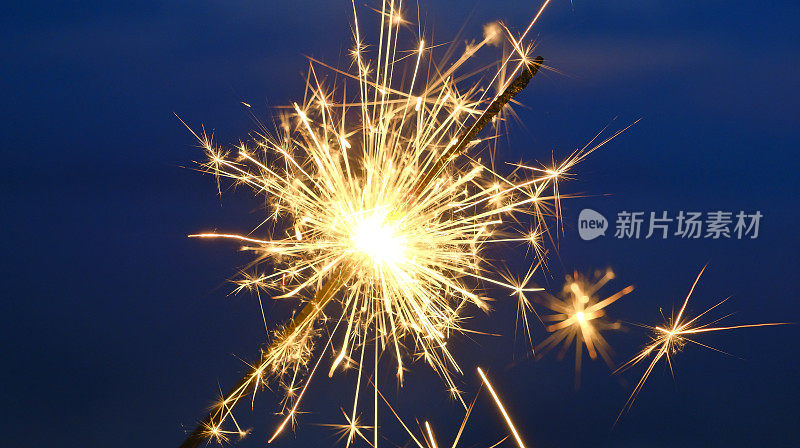 夜空下的火花-让我们庆祝吧!