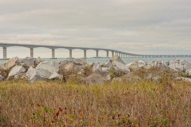 俄勒冈海湾和邦纳大桥连接沿北卡罗莱纳外岸的豌豆岛