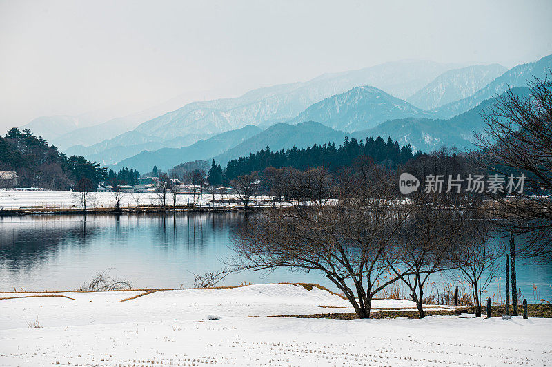 日本长野县青木湖的冬日黎明风光