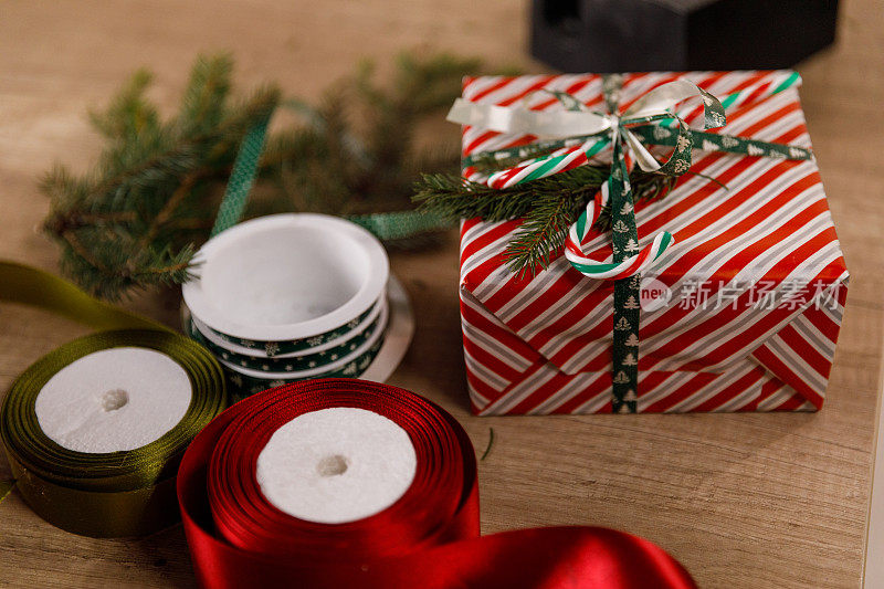 可爱的圣诞小礼盒和一些绿色和红色的彩带