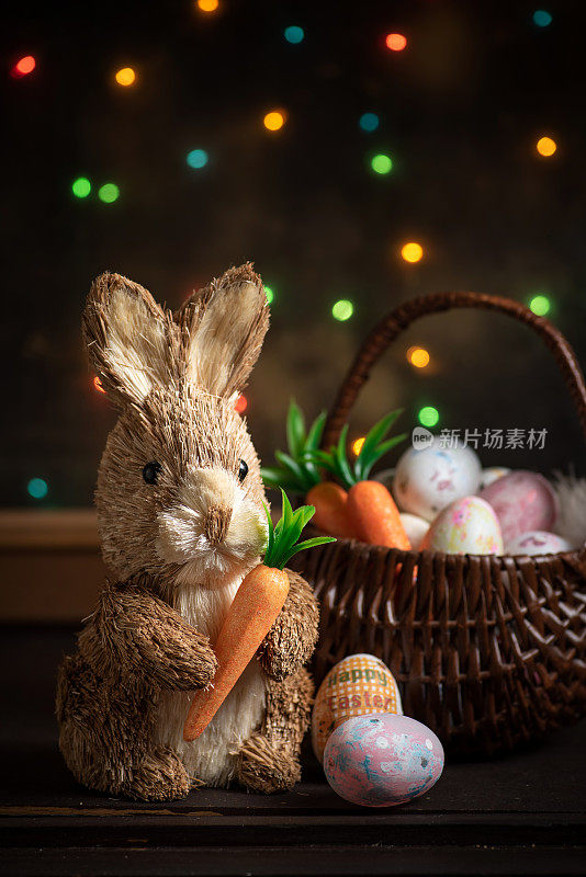 复活节兔子和复活节彩蛋篮子