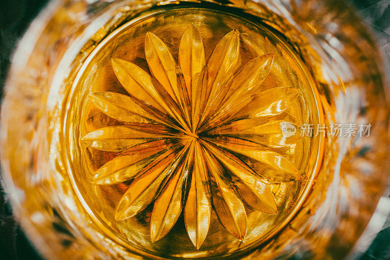 近距离观看威士忌在一个水晶玻璃玻璃杯
