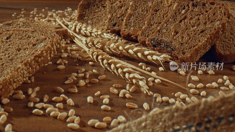 谷物黑麦面包片围绕小麦穗