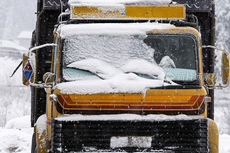 冬天卡车陷在雪地里