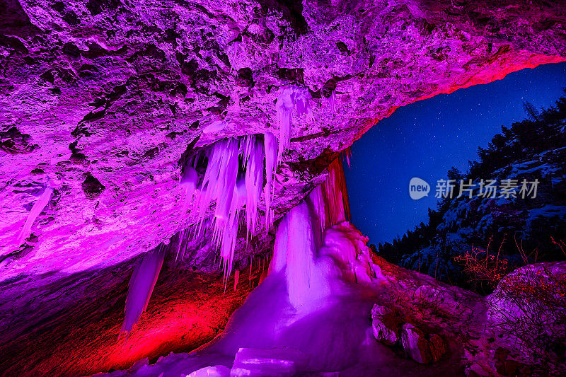 夜间照明冰洞冬季景观