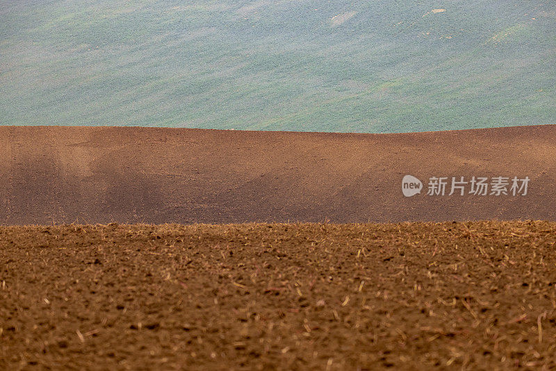 用棕色土壤犁过的农场