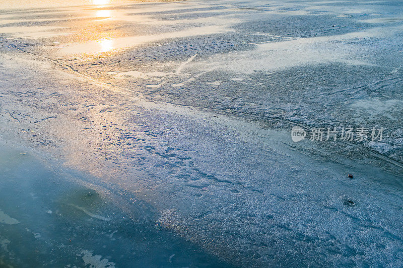 冻结的河流，冻结的河流开始融化