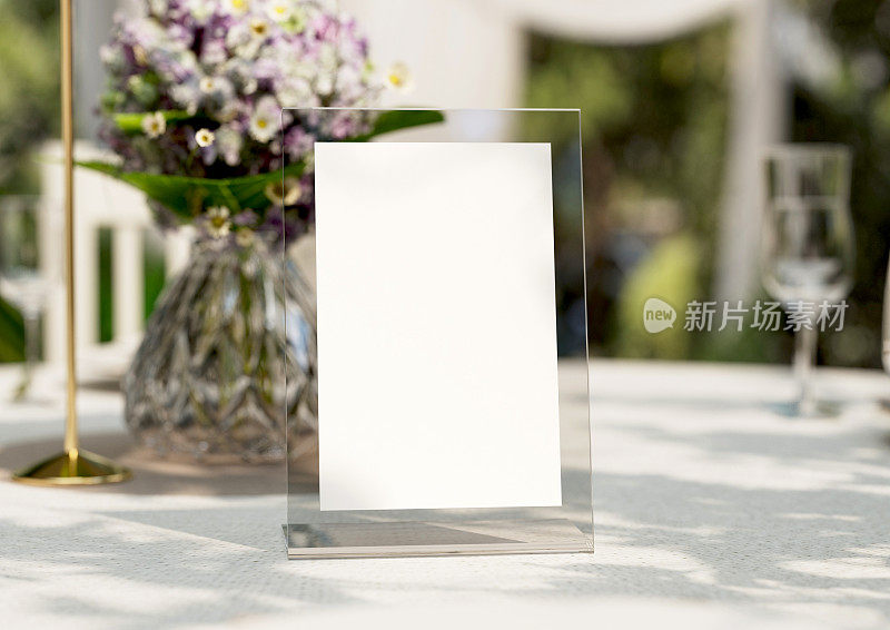 实物白色空白卡，为问候，表号码，婚礼邀请模板婚礼表设置背景。具有剪切路径。