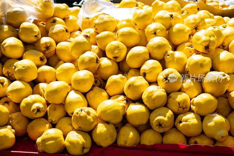 市场摊位上的昆斯