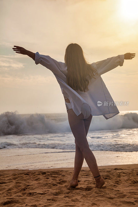 从后面的年轻女子在白色衬衫走到一边的海洋背景，夏天。在热带海上享受轻松愉快的假期。旅游度假度假概念。复制广告文字空间