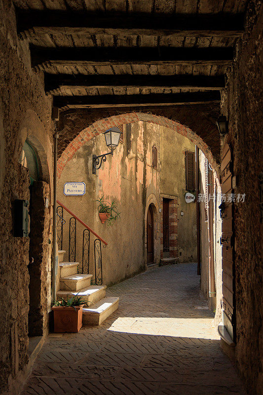 中世纪托斯卡纳小镇卡帕尔比奥的小巷