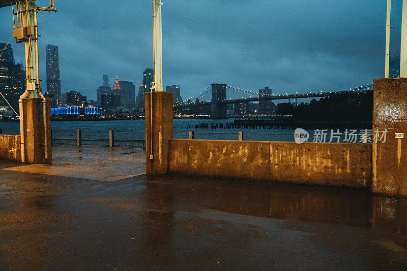 下雨天夜晚的纽约天际线