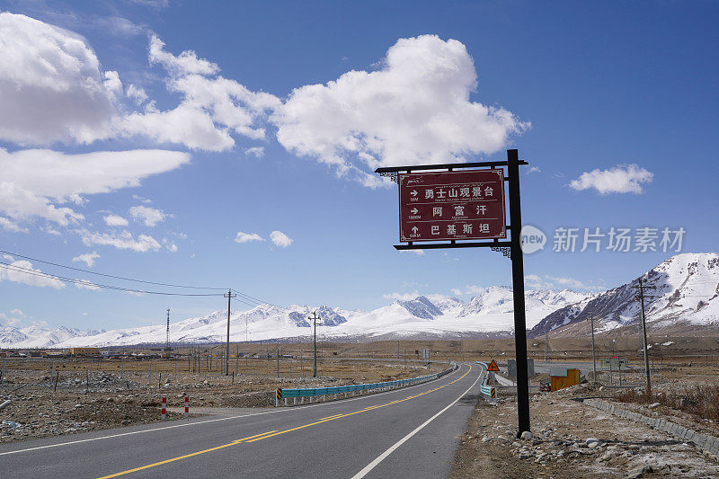 中国新疆喀什地区以山为背景的帕米尔高原公路