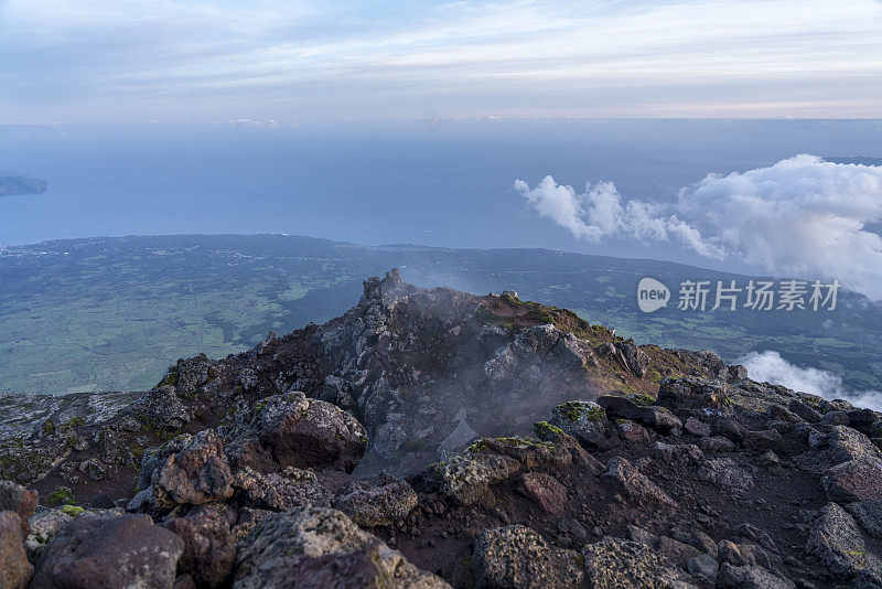 日出时在皮科火山山顶上的小径