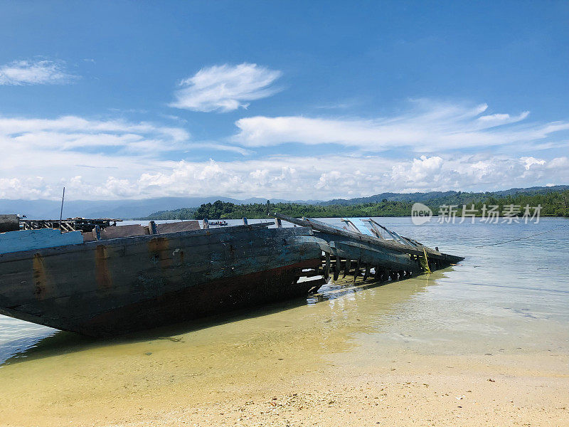 海滩上的旧船残骸
