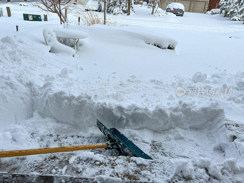 住宅小区的冬季视图和清除车道上的积雪，伍德布里奇，加拿大