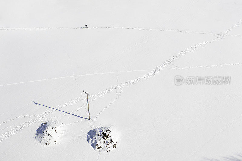 在田野里越野滑雪