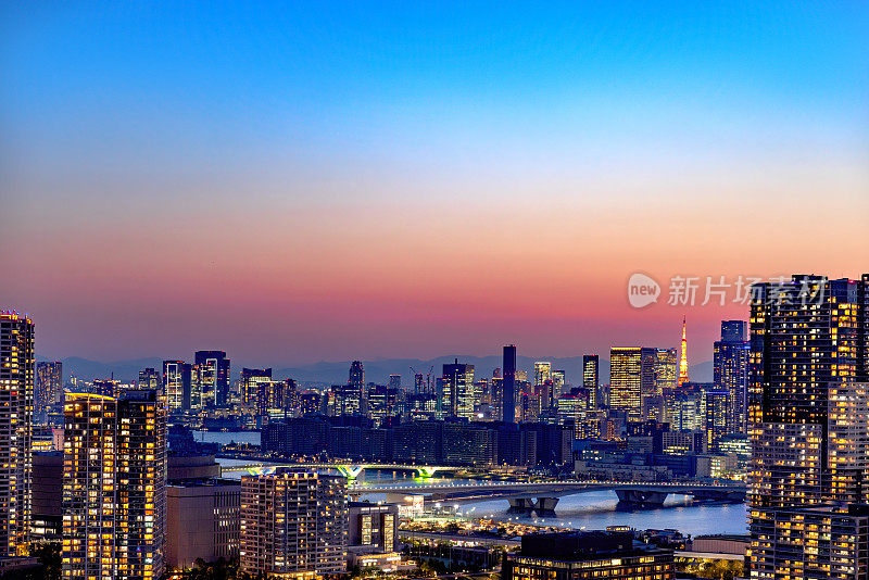 日落时东京著名地区的俯视图