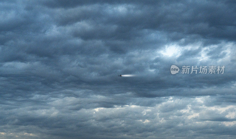 暴风雨天空中的直升机