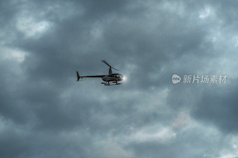 暴风雨天空中的直升机