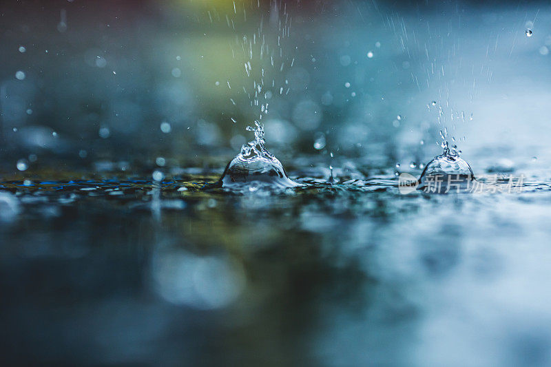 沥青路上的雨滴。暴雨。多雨的天气。水滴