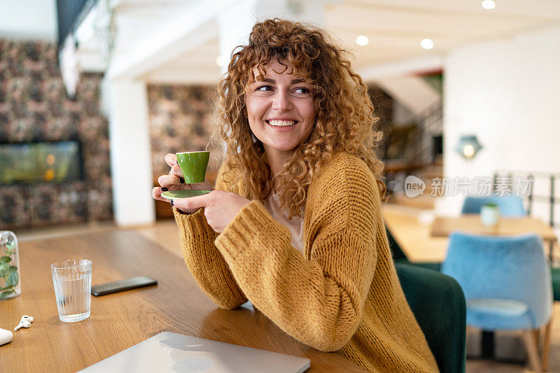 美丽的年轻女子在咖啡店享受咖啡休息时间