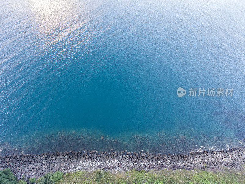 平静的海浪越过岩石海