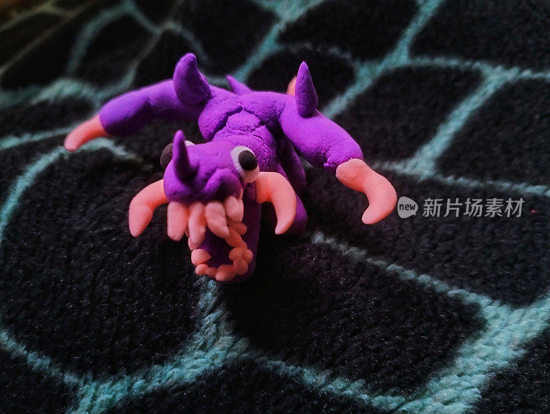 可怕的紫色粘土怪物